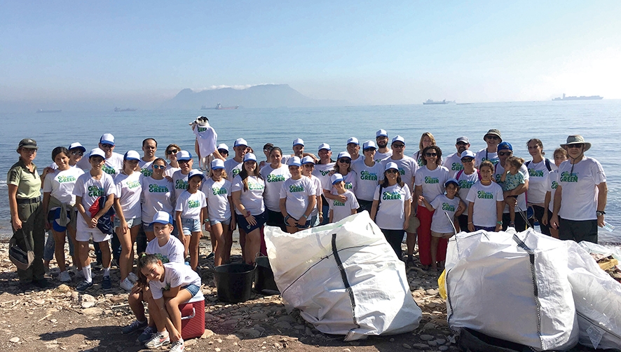 APM Terminals Algeciras declara la guerra al pl&aacute;stico y lleva a cabo una jornada familiar de limpieza de playas con motivo del Go Green