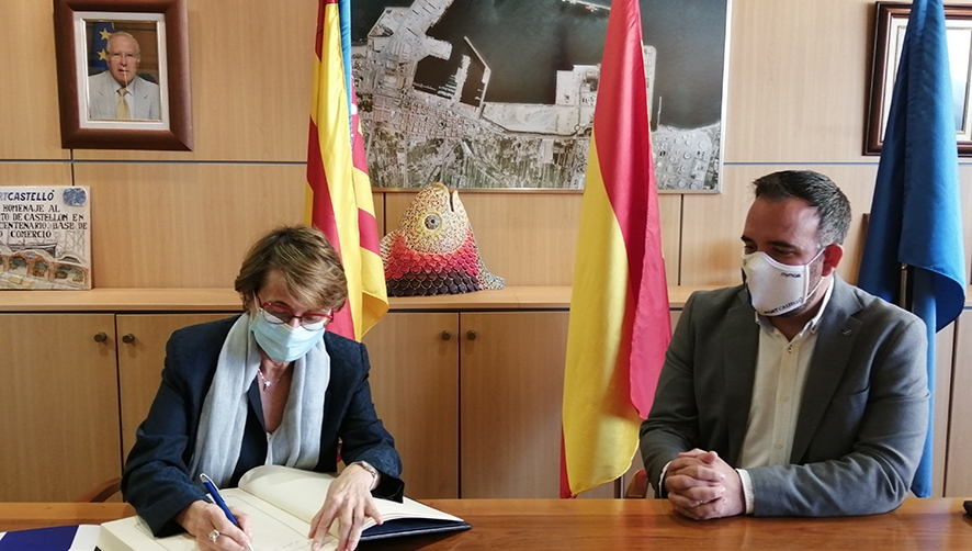 Eva Alc&oacute;n, rectora de la Universitat Jaume I de Castell&oacute;, y Rafa Sim&oacute;, presidente de la Autoridad Portuaria de Castell&oacute;n.