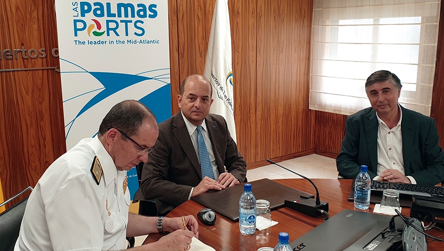 El almirante comandante del mando naval de Canarias visita el Puerto de La Luz en Gran Canaria