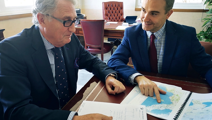 El presidente de la Autoridad Portuaria de Almer&iacute;a, Jes&uacute;s Caicedo, con el director general de Relaciones con los Andaluces en el Exterior, de la Junta de Andaluc&iacute;a, Am&oacute;s Garc&iacute;a Hueso.