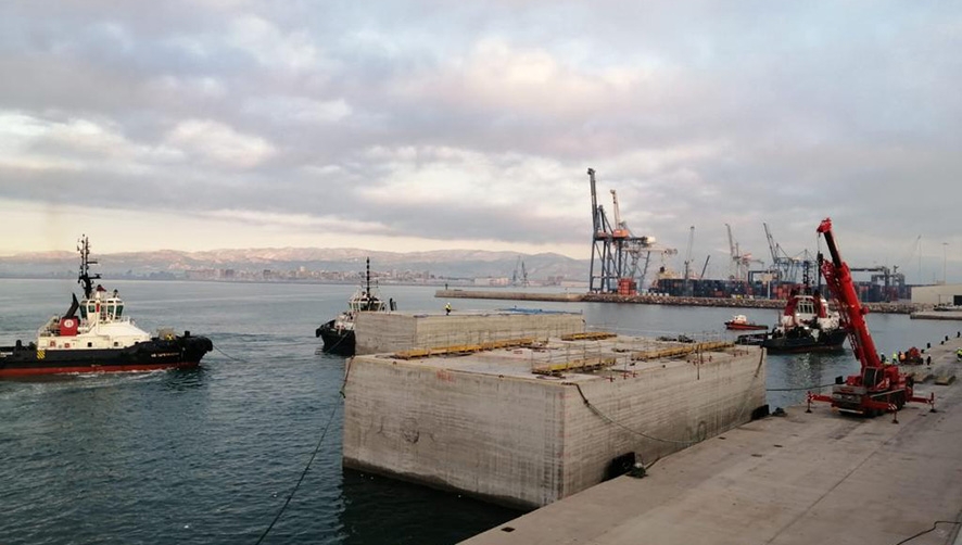 Desembarcan en Castell&oacute;n los dos cajones para el nuevo atraque de graneles l&iacute;quidos
