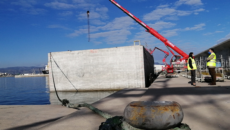Desembarcan en Castell&oacute;n los dos cajones para el nuevo atraque de graneles l&iacute;quidos