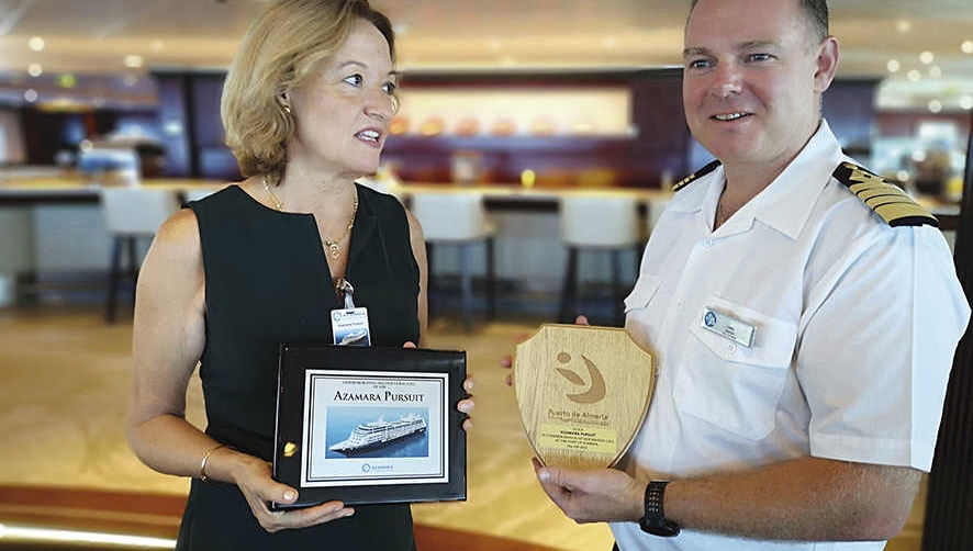 La presidenta de la Autoridad Portuaria de Almer&iacute;a, Mari Carmen Ortiz, entreg&oacute; una metopa al capit&aacute;n del &ldquo;Azamara Pursuit&rdquo; por su primera escala en el enclave.