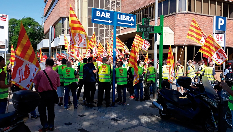 Concentraci&oacute;n de afiliados sindicales, ayer, a las puertas de Transcalit. Foto: AJ.