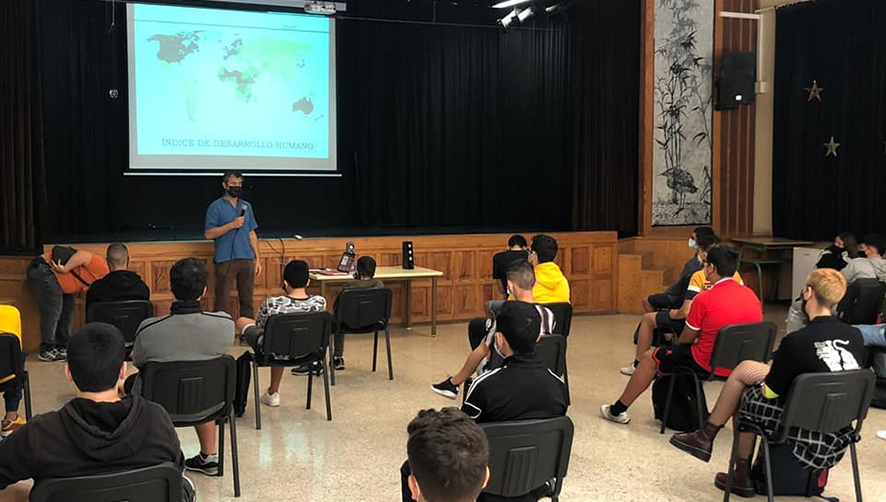 Los estibadores canarios acercan el drama de la inmigraci&oacute;n ilegal a los escolares