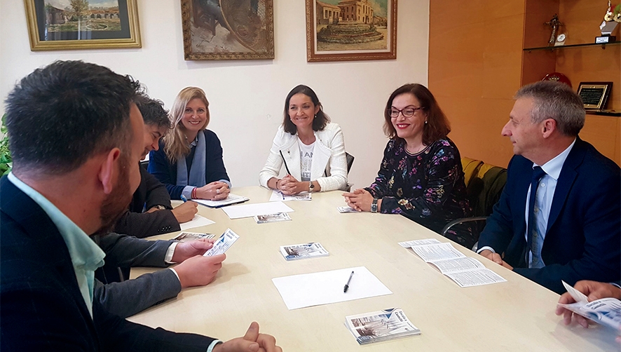 En la reuni&oacute;n, celebrada en la Tenencia de Alcald&iacute;a del Grau, estuvieron, junto a la ministra, la alcaldesa, Amparo Marco; el vicealcalde, Ignasi Garc&iacute;a; la subdelegada del Gobierno, Soledad Ten; el secretario auton&oacute;mico de Turismo, Francesc Colomer; el presidente de la Autoridad Portuaria, Francisco Toledo; el presidente del Club N&aacute;utico, Manuel Vidal, as&iacute; como el teniente de alcald&iacute;a del Grau, Rafa Sim&oacute;.