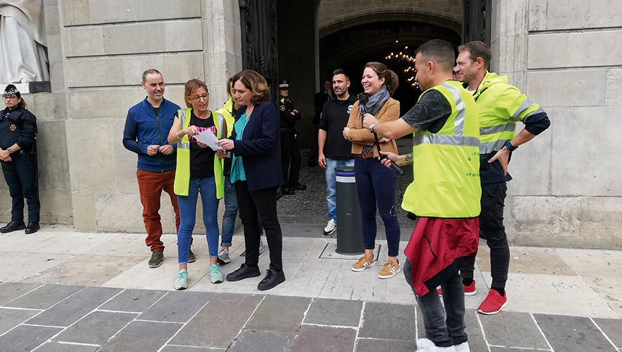 Los estibadores entregan a la alcaldesa de Barcelona un manifiesto &quot;en defensa de los derechos laborales y civiles&quot;