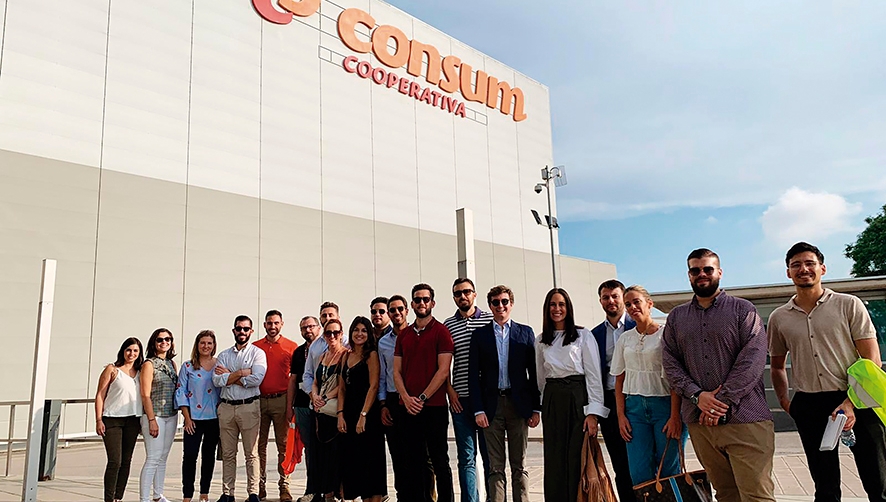 Los miembros del Propeller Junior durante su visita al centro log&iacute;stico de Consum.