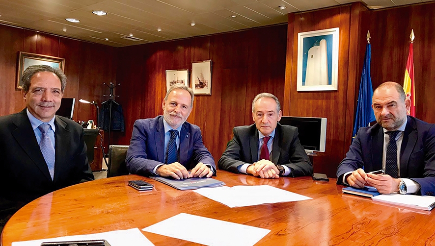 El presidente de Puertos del Estado, Salvador de la Encina (segundo por la izquierda) recibi&oacute; en la sede de OPPE en Madrid, al presidente de la Autoridad Portuaria de Mar&iacute;n y R&iacute;a de Pontevedra, Jos&eacute; Benito Su&aacute;rez Costa (segundo por la derecha).