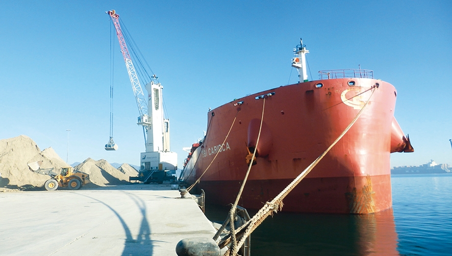 Portsur acoge la mayor descarga de arcillas en toda la historia del Puerto de Castell&oacute;n