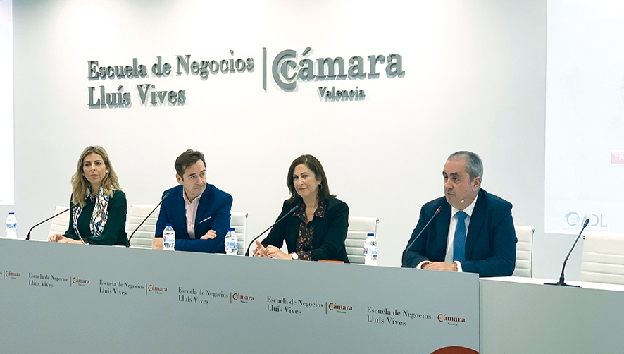 Mesa inaugural del Foro de Talento Log&iacute;stico 2019. Desde la izquierda, Roc&iacute;o Briones, directora general de Ocupaci&oacute;n y Formaci&oacute;n de Labora (Generalitat Valenciana); Pablo Boix, presidente de ADL; Julia Rodr&iacute;guez, directora de Desarrollo de Human Age Institute de ManpowerGroup; y Gabino Diego, fundador y director de Foro de Log&iacute;stica.