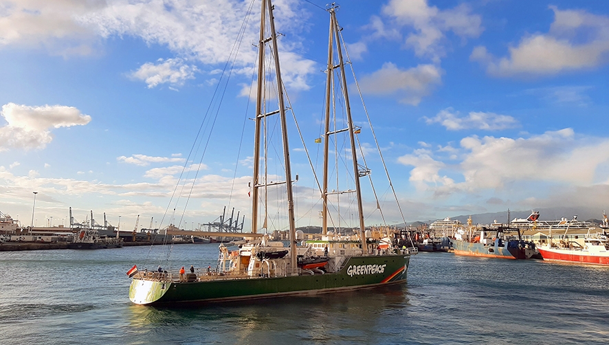 Zarpa el &quot;Rainbow Warrior III&quot; tras su escala t&eacute;cnica en Las Palmas
