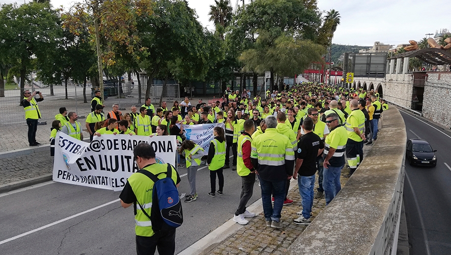 Los estibadores entregan a la alcaldesa de Barcelona un manifiesto &quot;en defensa de los derechos laborales y civiles&quot;