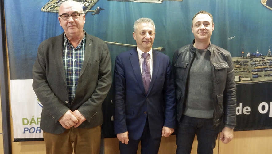 Desde la izquierda, Domingo Garc&iacute;a Marz&aacute;, catedr&aacute;tico de &Eacute;tica de la Universitat Jaume I; Francisco Toledo, presidente de la Autoridad Portuaria de Castell&oacute;n y Patrici Calvo, profesor de &Eacute;tica en el departamento de Filosof&iacute;a y Sociolog&iacute;a de la UJI.
