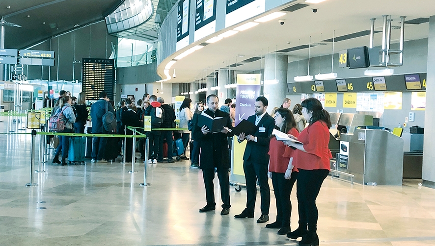 Los pasajeros esperan los vuelos en el Aeropuerto de Valencia con g&oacute;spel en directo