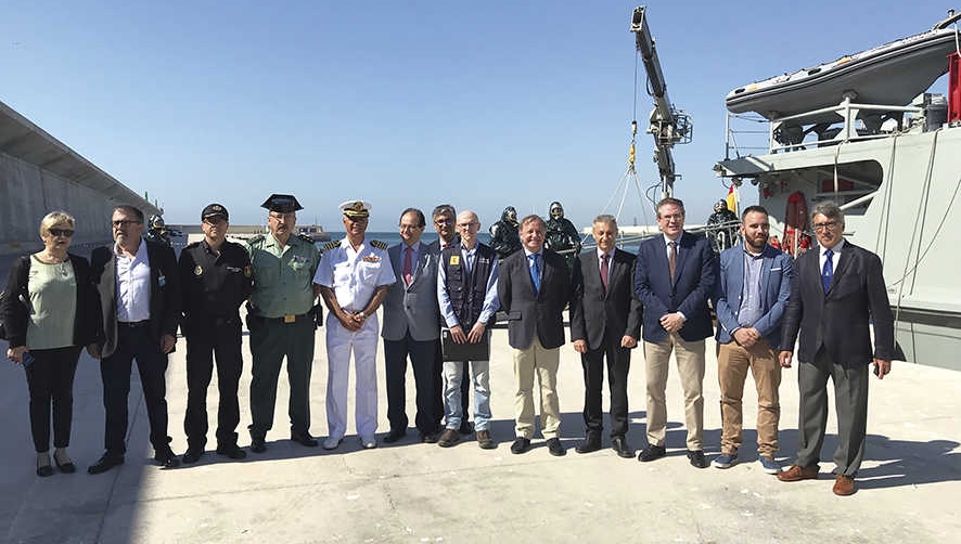 Las autoridades que asistieron al simulacro en el punto asignado por la Autoridad Portuaria de Castell&oacute;n para proceder a un atraque aislado y con facilidad de llegada de los servicios sanitarios.
