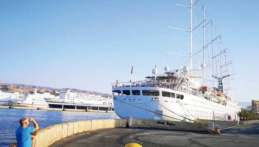 El velero &ldquo;Wind Surf&rdquo; y el yate &ldquo;Harmony V&rdquo;, los dos cruceros que m&aacute;s visitan el Puerto de Almer&iacute;a