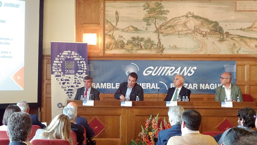 En la mesa, desde la izquierda, los miembros de la Junta Directiva Central &Oacute;scar Aldaya y Jos&eacute; Fuentes, el presidente de Guitrans, Mario Palacios, e Itziar Salvador, asesora de Guitrans.