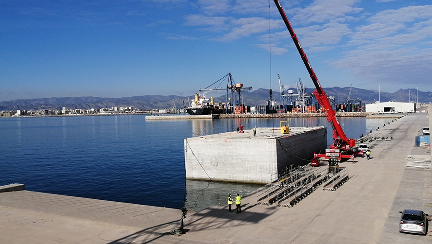 Desembarcan en Castell&oacute;n los dos cajones para el nuevo atraque de graneles l&iacute;quidos