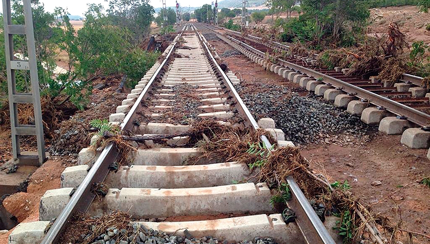 Los trabajos para la recuperaci&oacute;n del trazado ferroviario contin&uacute;an aunque los efectos del temporal fueron muy importantes. Aqu&iacute; estado del tramo La Encina- Almansa.