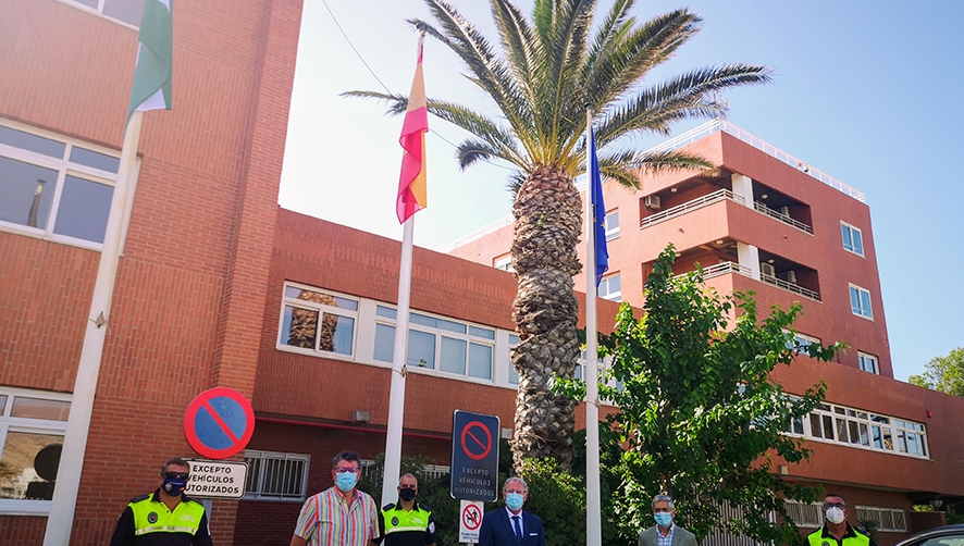 La AP de Almer&iacute;a iza las banderas que ondeaban a media asta por los fallecidos del Covid-19