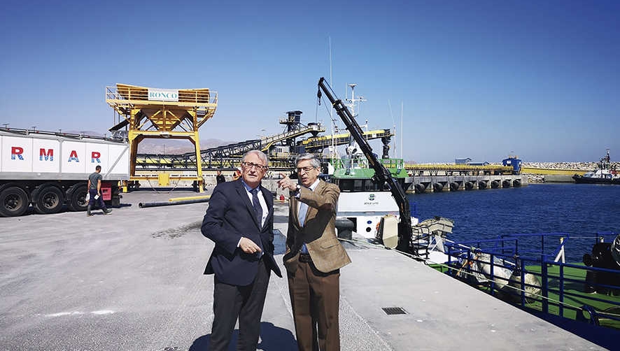 El presidente de la AP de Almer&iacute;a visita el puerto de Carboneras junto al alcalde