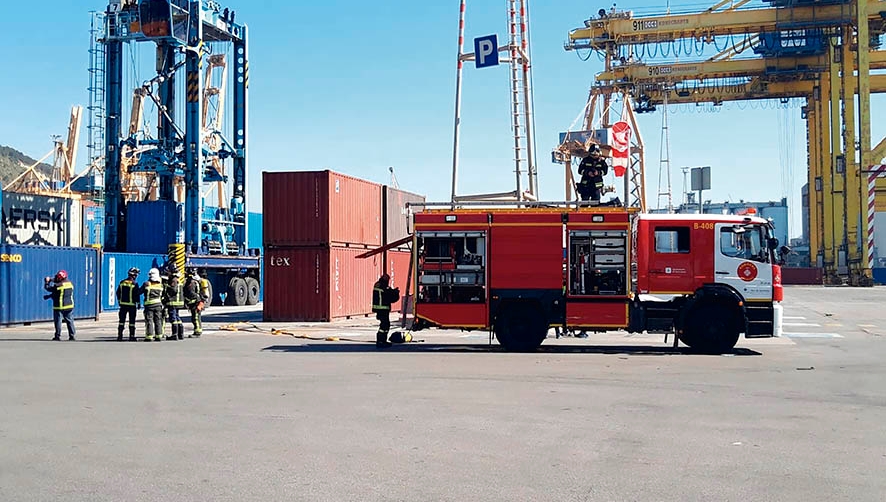 Para el simulacro, se movilizaron equipos de bomberos, polic&iacute;a portuaria y servicios m&eacute;dicos.