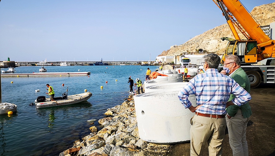 La AP de Almer&iacute;a instala los pantalanes en el nuevo fondeadero pesquero