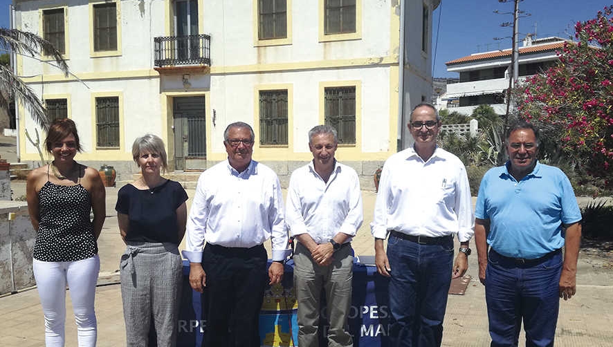 El alcalde de Oropesa y el presidente de la Autoridad Portuaria, en el centro, junto a otros miembros de la corporaci&oacute;n municipal.