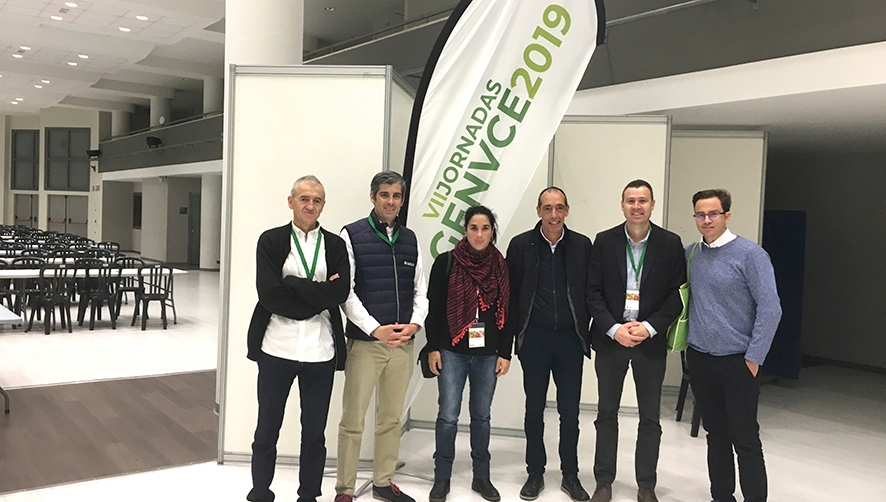 El responsable del Puerto de Baiona para Espa&ntilde;a, Joxan Madinabeitia (tercero por la derecha), junto a representantes de la empresa Garlan. Desde la izquierda: Jose Luis Fresno, director); Urko Ortiz, Secci&oacute;n Cereales); Nerea M&uacute;gica, Joxan Madinabeitia; Andr&eacute;s Garcia, Gerente; Carlos Bay&oacute;n, ingeniero agr&oacute;nomo K+S.