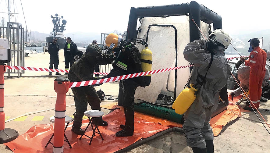 Ejercicio de emergencia y buceo en aguas contaminadas en el puerto de Cartagena