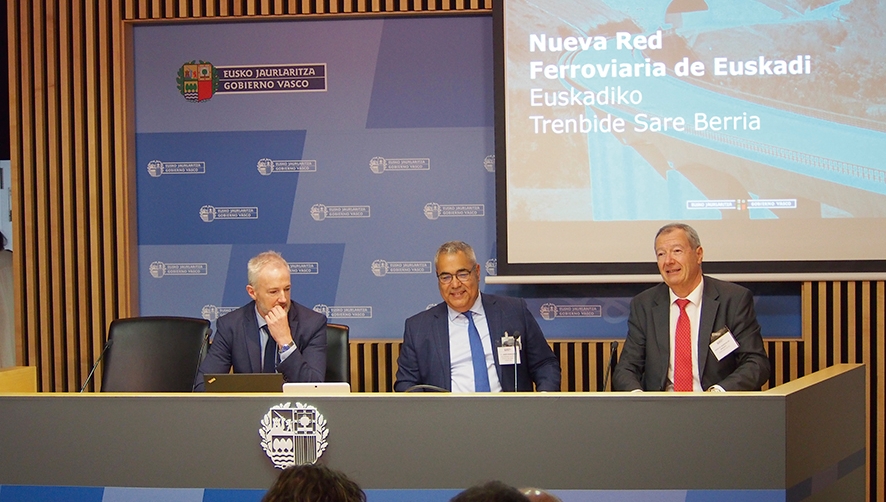 Desde la izquierda: Mikel Gurutzeaga, director de Infraestructuras del Transporte del Gobierno Vasco; Felipe Jaber Bringas, presidente de UniportBilbao; Ignacio Barr&oacute;n de Angoiti, director internacional de Renfe y exdirector de la Direcci&oacute;n de Alta Velocidad de la Uni&oacute;n de Ferrocarriles Internacionales (UIC).