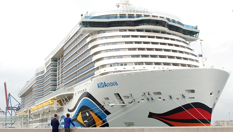 El &quot;AIDAnova&quot; se estrena en el Puerto de M&aacute;laga