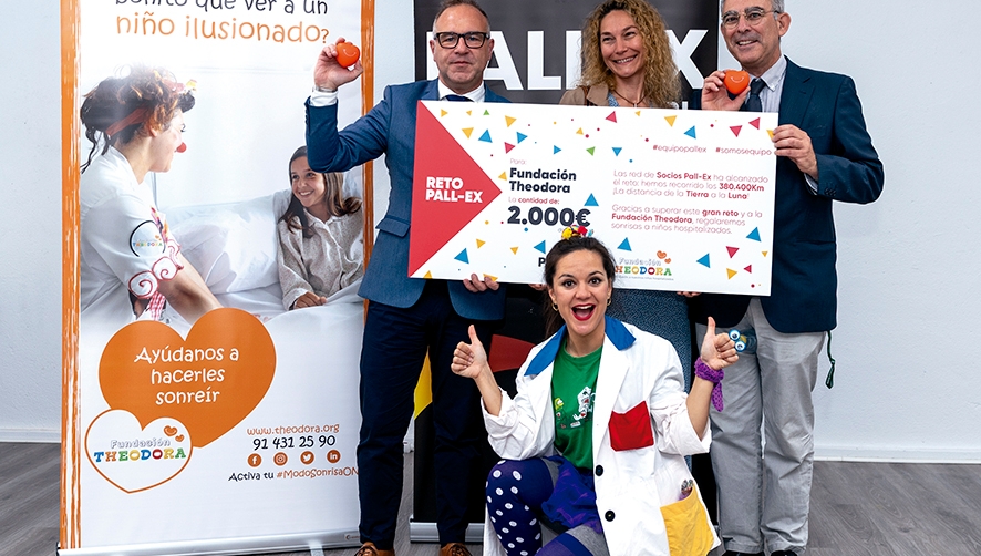 La semana pasada, Andr&eacute;s Gonz&aacute;lez, director Comercial y de Desarrollo de Negocio de Pall-Ex Iberia, entreg&oacute; un tal&oacute;n a Fernando N&aacute;jera, director de Fundraising y Mar Somoza, directora de Comunicaci&oacute;n de Fundaci&oacute;n Theodora, en un acto al que tambi&eacute;n asisti&oacute; la Doctora Violeta, una de las Doctoras Sonrisa de la Fundaci&oacute;n.
