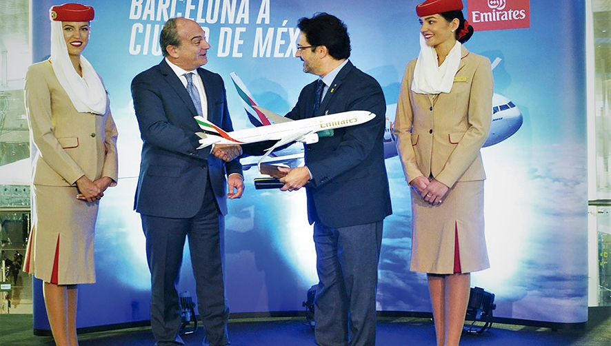 Thierry Aucoc, vicepresidente senior de operaciones comerciales de Emirates en Europa; e Isidre Gav&iacute;n, secretario de Infraestructuras y Movilidad de la Generalitat de Catalunya, en la inauguraci&oacute;n del nuevo vuelo EK255 de Emirates.