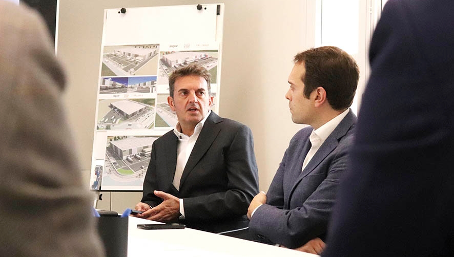 Joan Lacosta, Country Manager en Espa&ntilde;a de VGP, y el alcalde de Cheste, Jos&eacute; Morell, durante la presentaci&oacute;n del proyecto por parte de VGP al Gobierno municipal de Cheste.