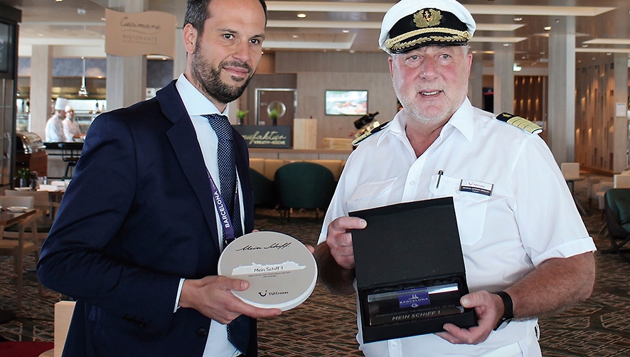 Javier Rodr&iacute;guez S&aacute;nchez, General Manager de Creuers del Port de Barcelona y Andreas Greulich, Capit&aacute;n del Mein Schiff 1. Foto JC Sarmentero.
