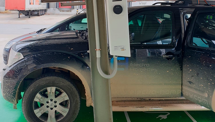 Punto de carga para veh&iacute;culos el&eacute;ctricos en CIM Vall&egrave;s.