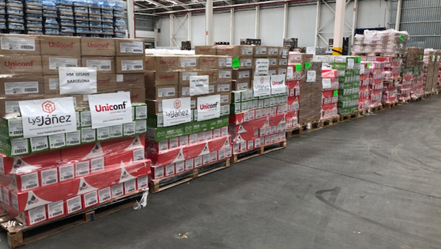 LyS J&aacute;&ntilde;ez y Uniconf y reparten m&aacute;s de 80.000 kilos de dulces en centros sanitarios