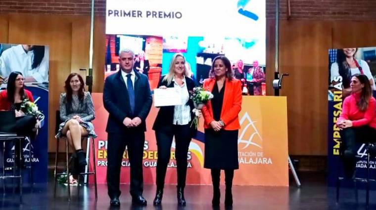 TuComex recibió el premio de la mano del presidente de la Diputación Provincial, José Luis Vega, y de la vicepresidenta, Olga Villanueva.