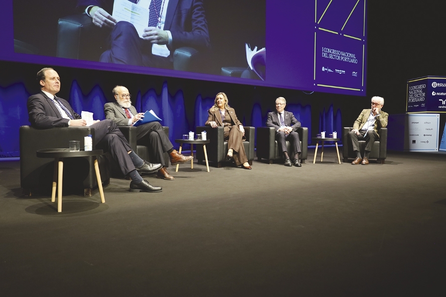 Carlos Botana, presidente de la Autoridad Portuaria de Vigo; Ricardo Rodríguez-Martos, director del Departamento de Stella Maris-Apostolado del Mar de la Conferencia Episcopal Española; Elena Martínez, directora del Instituto Social de la Marina; Gerardo Vangioni, presidente de Naves de Esperanza-Mercy Ships España; y Rafael Fernández-Álava, director de Comunicación y Asuntos Externos en Costa Cruceros para España y Portugal. Foto R. T.