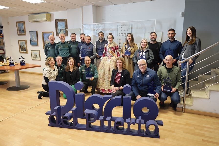 Imagen de los premiados junto a la Fallera Mayor de la Falla J. J. Dómine-Port y representantes de Diario del Puerto. En el momento de la imagen estaban ausentes los representantes de Etra-Electronic Trafic y Boluda Corporación Marítima. Foto R. T.