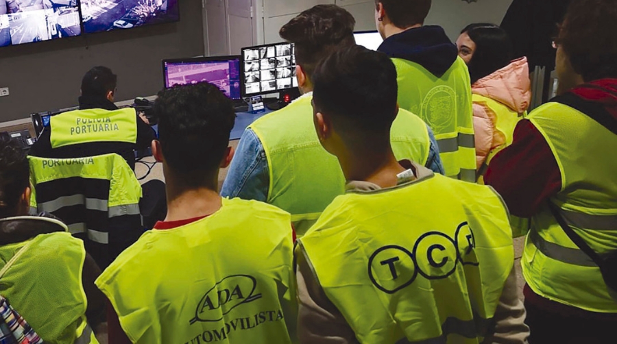Un grupo de j&oacute;venes de los Talleres Formativo-Ocupacionales Oliveros visitan las instalaciones del Puerto de Almer&iacute;a