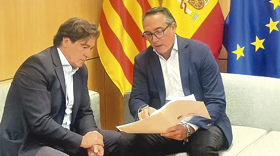 El director general de Administración Local, José Antonio Redorat, y el presidente de la Autoridad Portuaria de Castellón, Rubén Ibáñez.