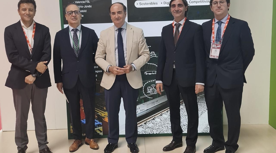 Juanjo Aguilar, jefe de la División de Operaciones e Intermodalidad de la APBA; Luis Vicente Moreno, director de Servicios Logísticos de ADIF; Gerardo Landaluce, presidente de la APBA; Jesús Campo, director general de Negocio y Operaciones Comerciales de ADIF; y Luis Núñez, jefe de la División de Proyectos Europeos de la APBA.
