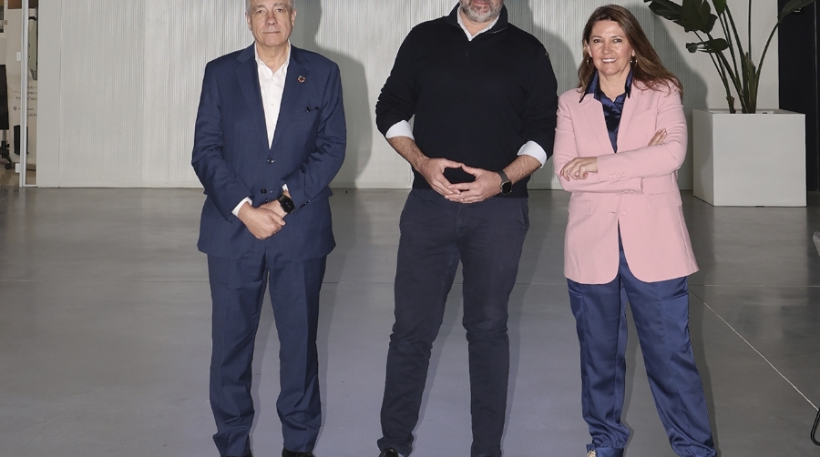 Pere Navarro, presidente ejecutivo del CZFB; Óscar Chaves, director general de Lenze; y Blanca Sorigué, directora general del CZFB.