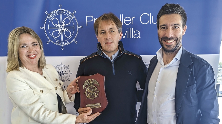 Óscar Pernía (centro), inauguró los almuerzos-coloquio de Propeller Sevilla en 2026.