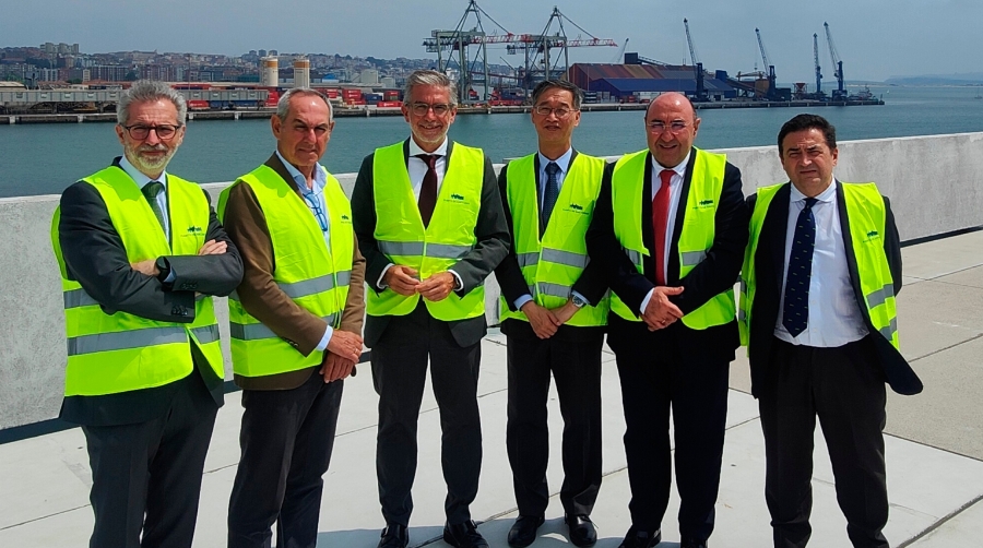 El Puerto de Santander presenta su potencial logístico al embajador de China en España