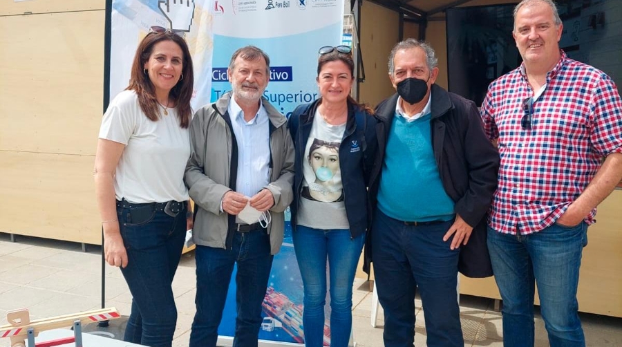 De izquierda a derecha: Almudena del Río, profesora del CIPFP Mislata; Manuel Gomicia, director general de Formación Profesional y Enseñanzas de Régimen Especial; Ana Rumbeu, directora de Formación de la Fundación Valenciaport; Miguel Soler, secretario autonómico de Educación y FP; y Alberto Pérez, profesor del CIPFP Ausiàs March.