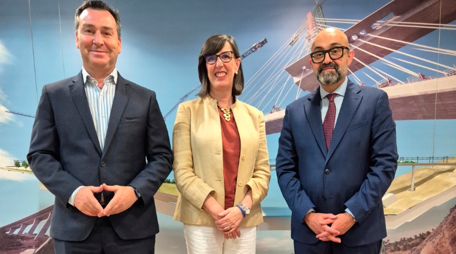 Desde la izquierda: Gustavo Santana, presidente de Puertos del Estado; Nieves Roqueñí, presidenta de la Autoridad Portuaria de Gijón; Pedro Marco de la Peña, presidente de Adif.